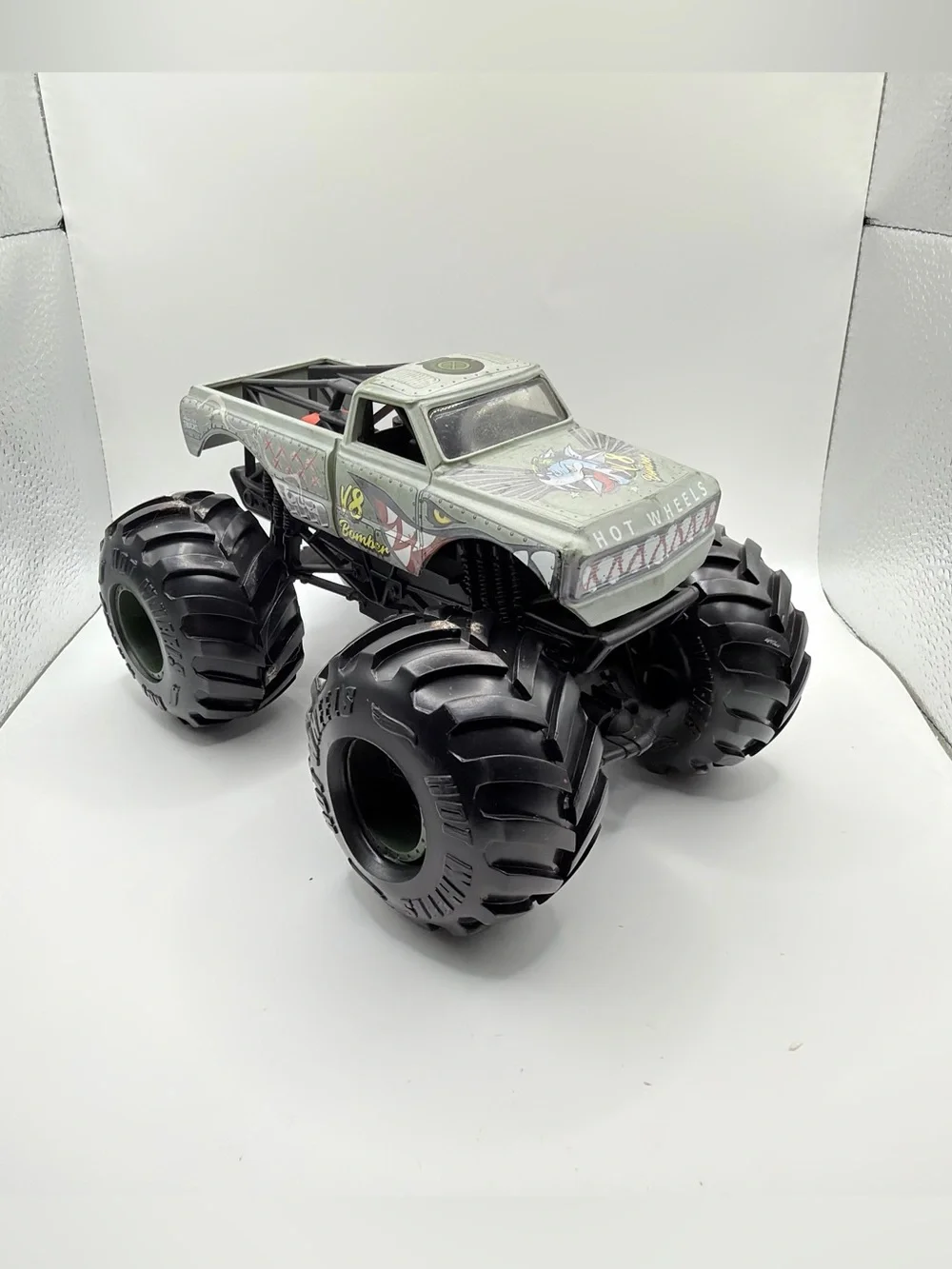 Hot Wheels ~ Monster Jam Truck ~ V8 BOMBER 1:24 scale